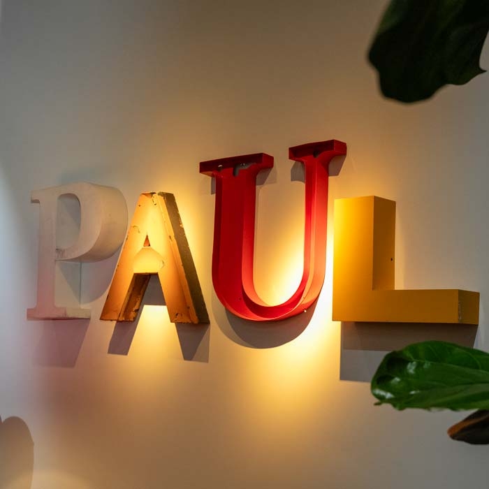 In Leuchtschrift ist "Paul" zu lesen.