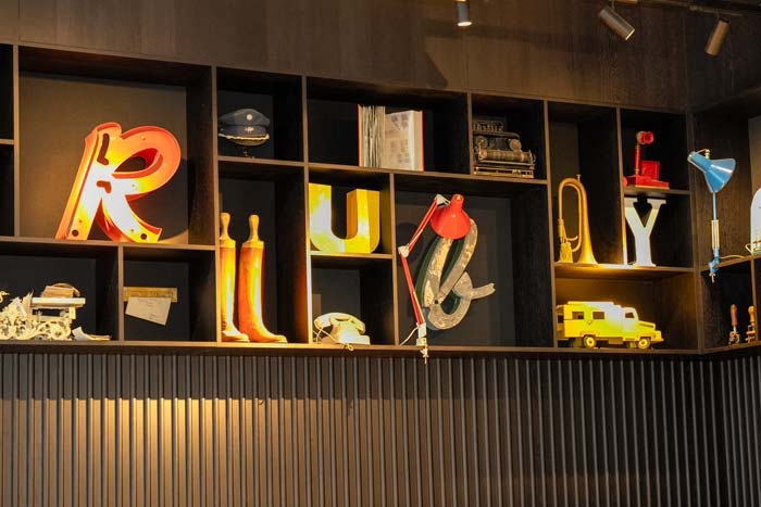 In einem Bücherregal stehen unterschiedliche Buchstaben, die gemeinsam das Wort "Ruby" ergeben.