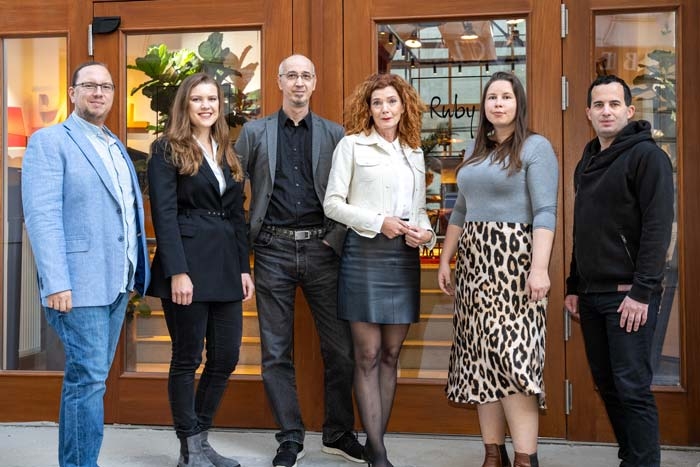 Auf dem Bild befindet sich das Team von Die Wölfe Immobilienmarketing. Sie posieren vor dem Ruby Paul.