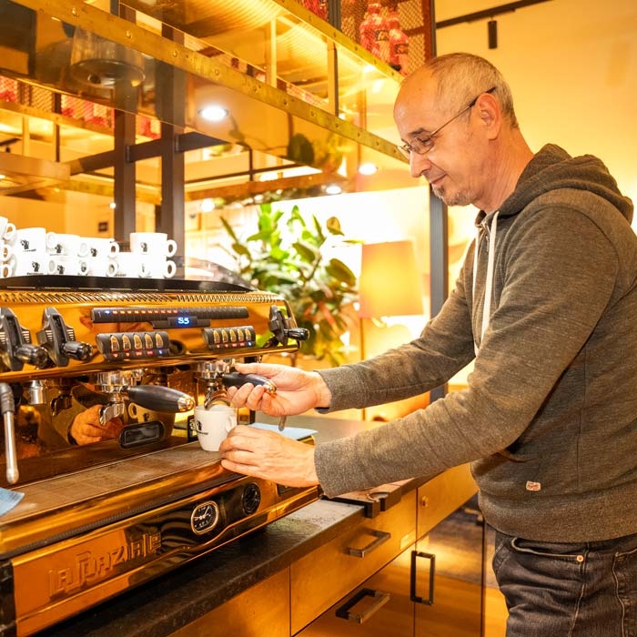 Ein Teammitglied von Die Wölfe trinkt Kaffee.