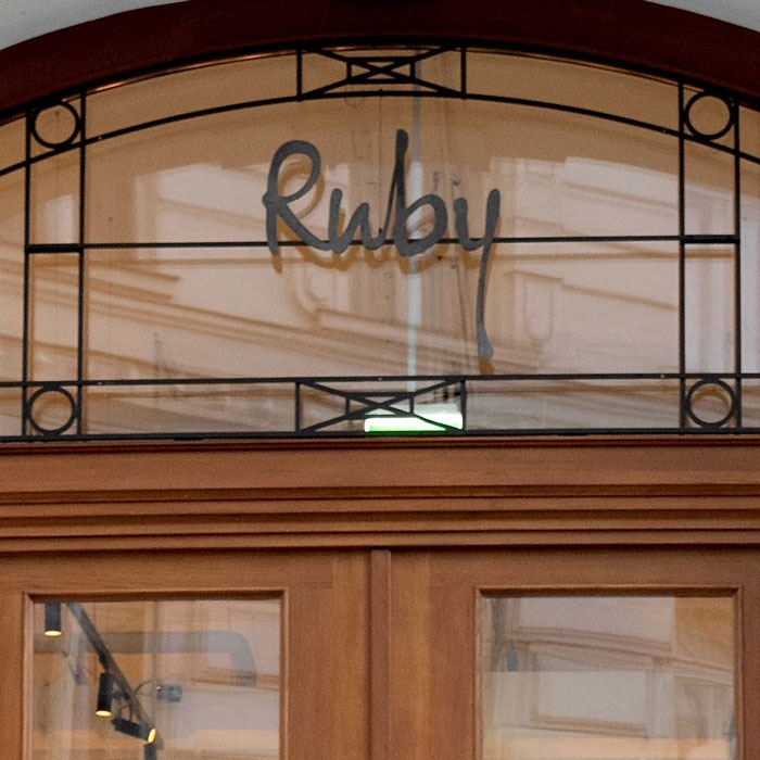 Man sieht den Schriftzug Ruby über einer Eingangstür.