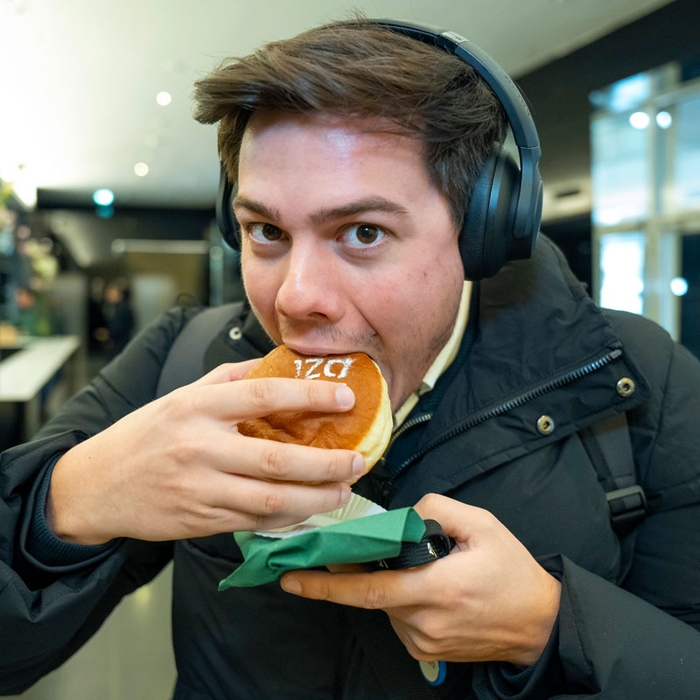 In den Krapfen beissen