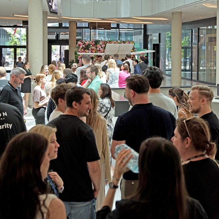 riesige Warteschlange vor dem Eiswagen