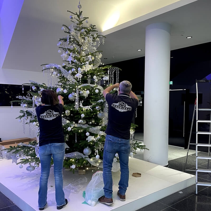 IZD Tower Christbaum wird dekoriert