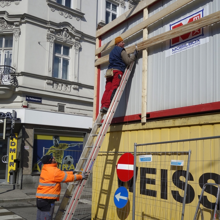 Gerüstbau für die Bautafel
