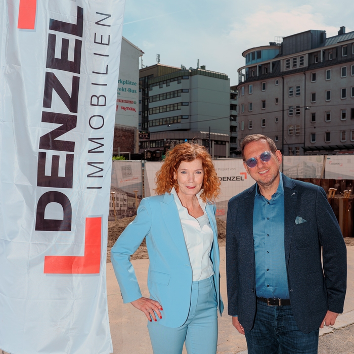 Claudia Wolf vor DENZEL Beachflag