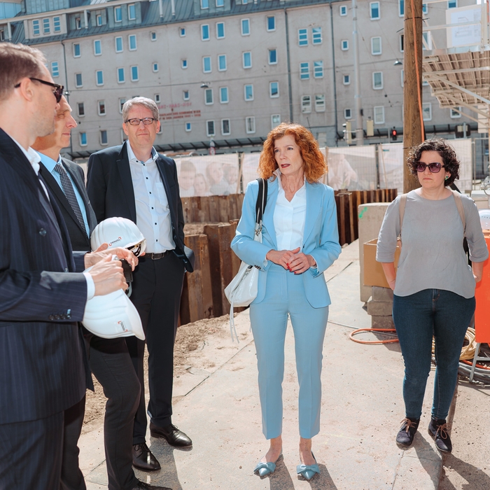Claudia Wolf im Gespräch mit dem Team