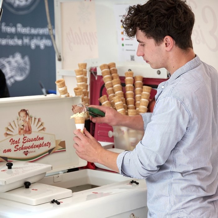 Eistüte mit zwei Sorten befüllen