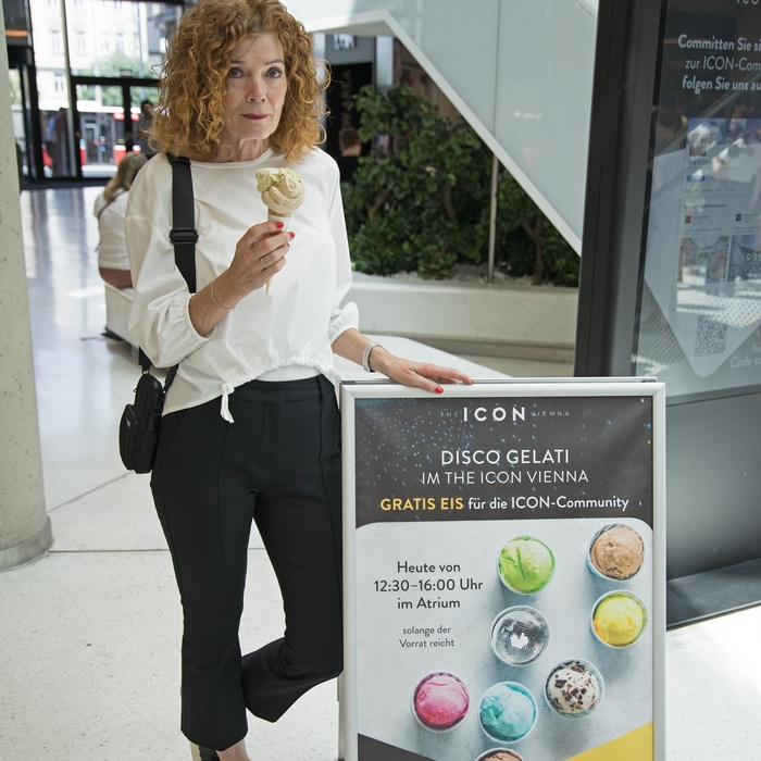 Claudia Wolf mit Poster