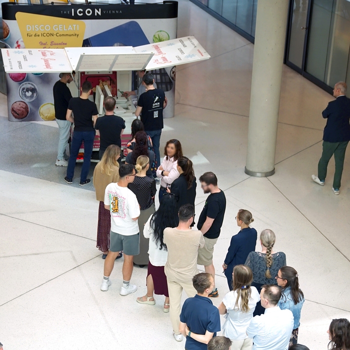 Personenschlange die für Eis ansteht