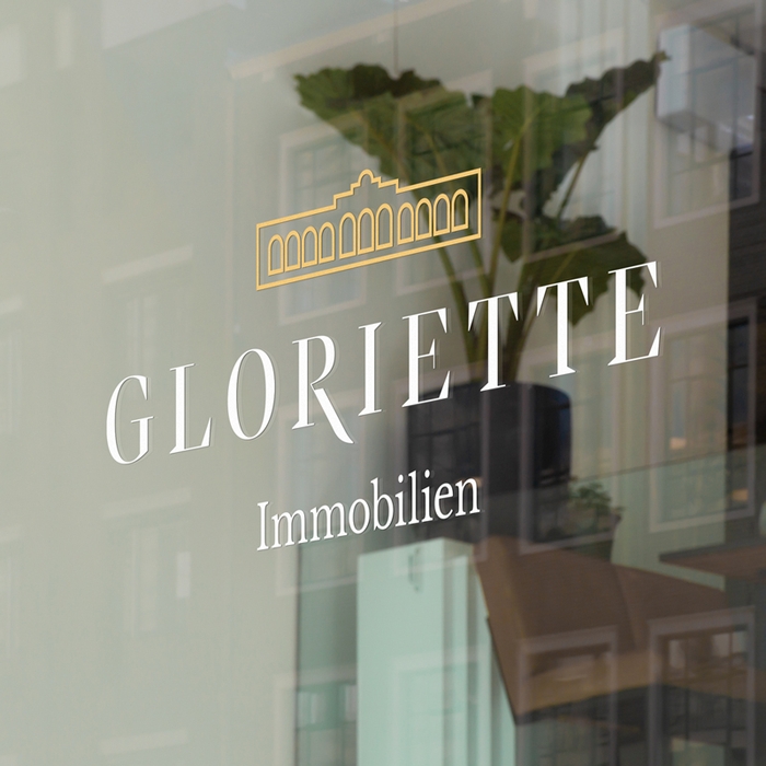 Gloriette Immobilien Branding Bürofenster