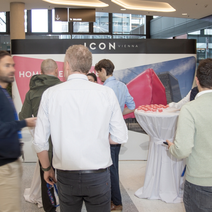 Warteschlage bei der Ausgabe der Punschkrapfen