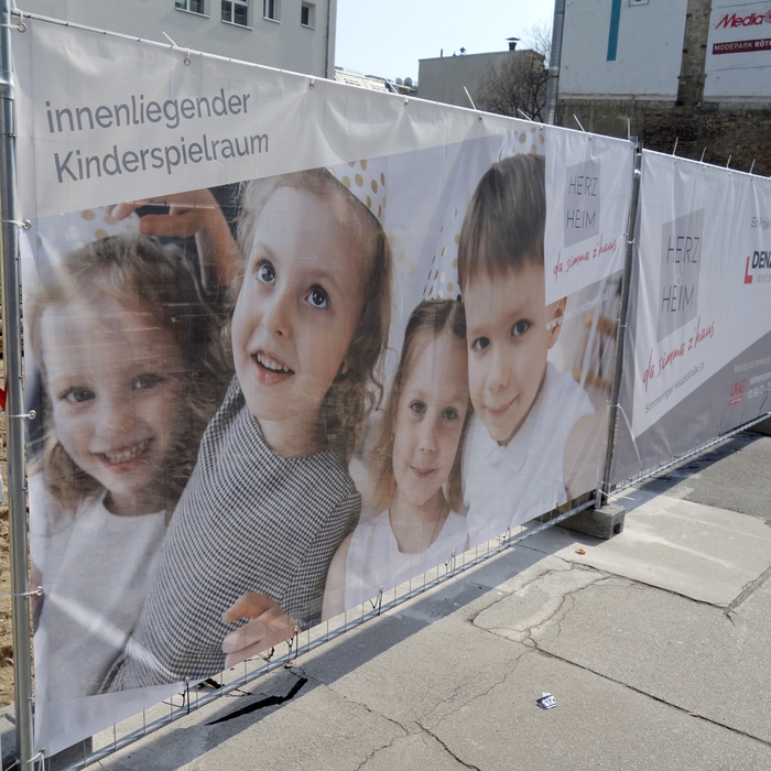 Herz & Heim Bauzauntransparent Spielraum