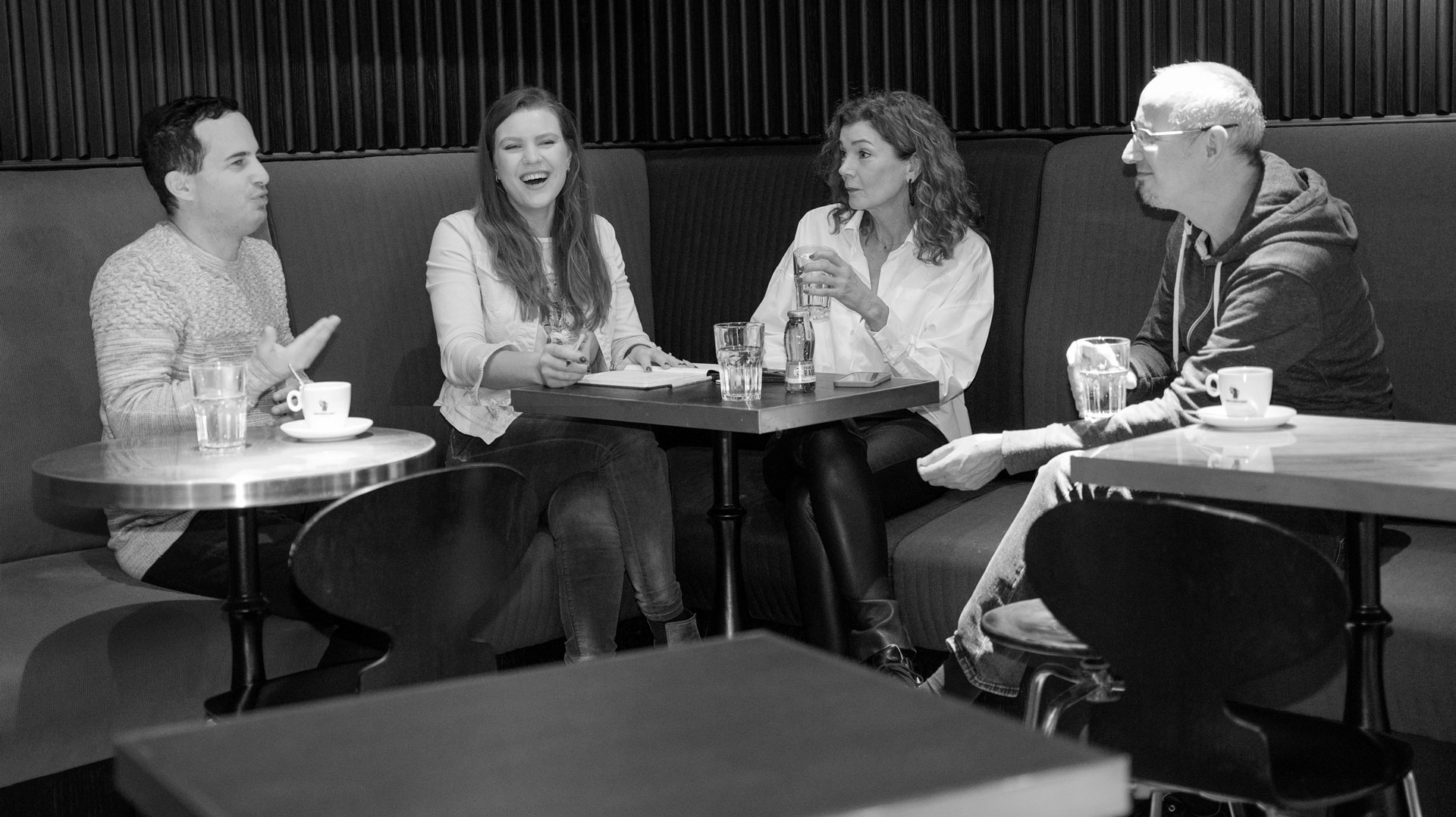 Die Wölfe haben Spass bei einer Besprechung