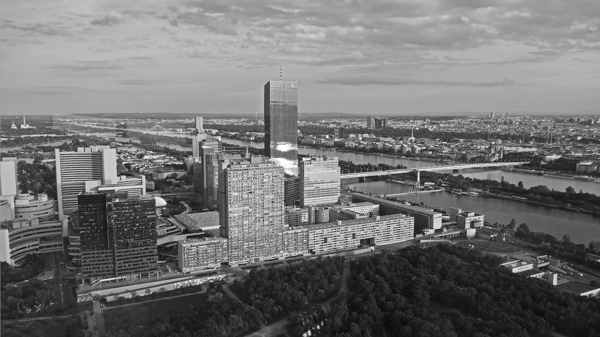 Blick vom Donauturm auf die Donau City