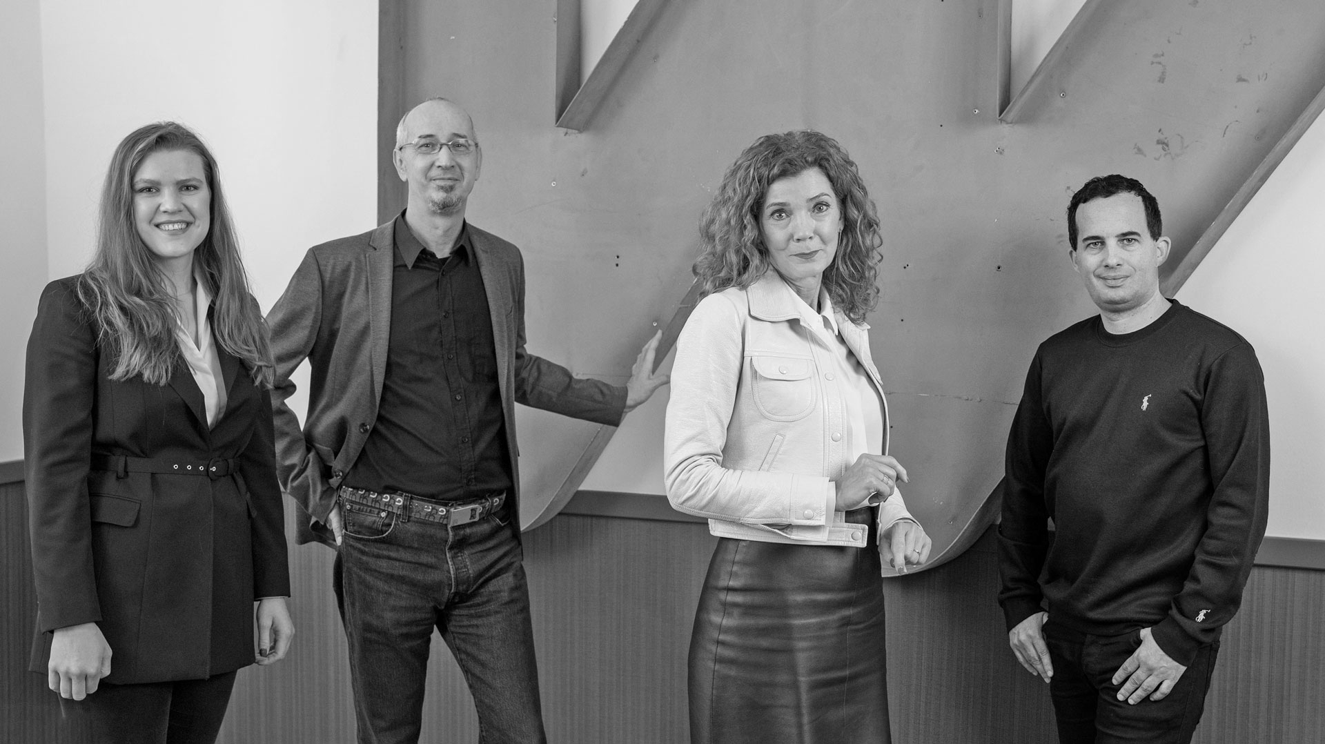 Das Team der Wölfe vor einem großen W